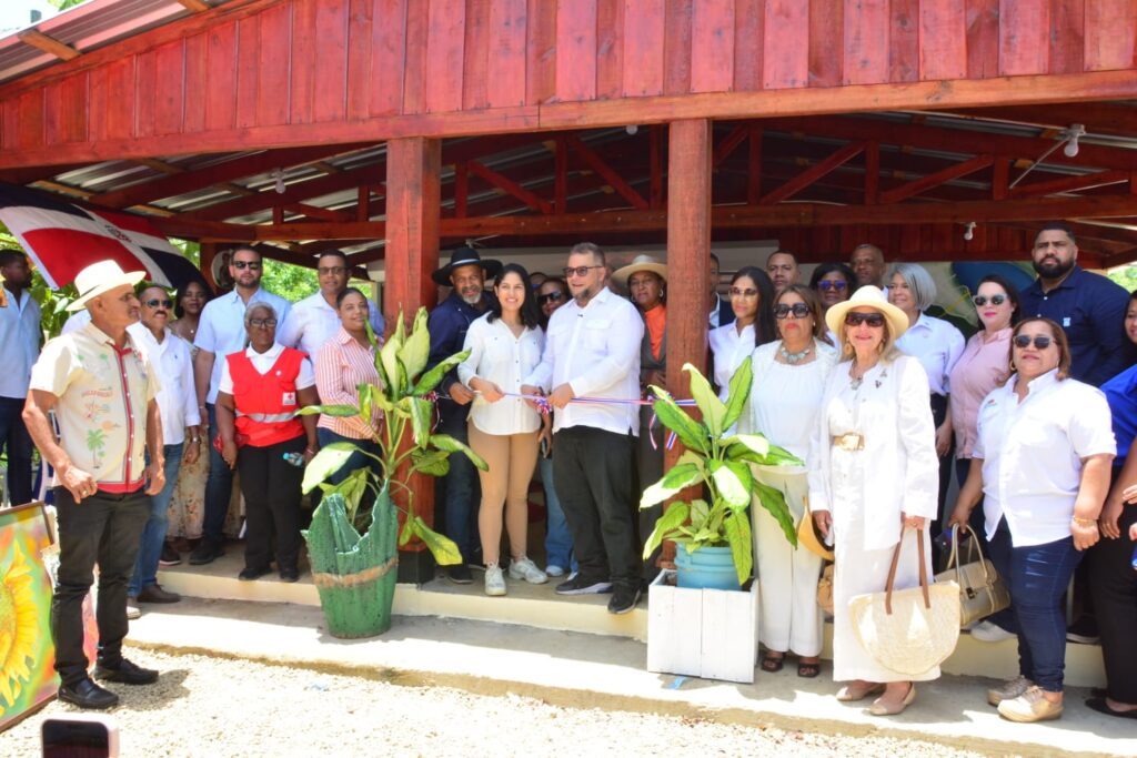 Hecmilio Galván inaugura Restaurante de Pescadores Tilamiches en Dajabón Hecmilio Galván