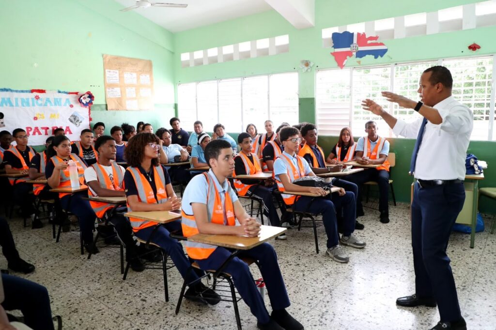 Milton Morrison imparte clases de educación vial a estudiantes de 6to de bachillerato Milton Morrison
