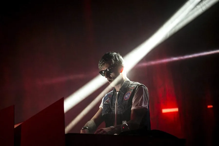 Encuentran muerto al DJ francés Kavinsky, famoso por el tema ‘Nightcall’ de la película ‘Drive’ DJ francés Kavinsky