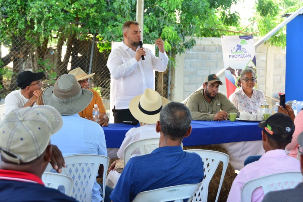 FEDA entrega sistema de energía solar a ganaderos de Montecristi FEDA
