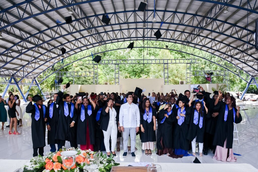 Fellito Suberví encabeza graduación de 24 nuevos bachilleres técnicos del Liceo CAASD Fellito Suberví