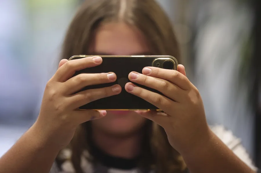 Francia aprueba la prohibición de redes sociales para menores de 15 años, pionera en Europa Francia