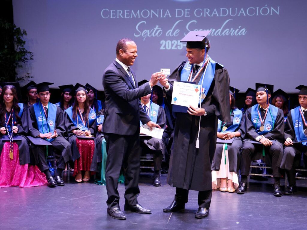 INTRANT entrega carnets de aprendizaje a los primeros bachilleres graduados este año como Guardianes del Tránsito INTRANT