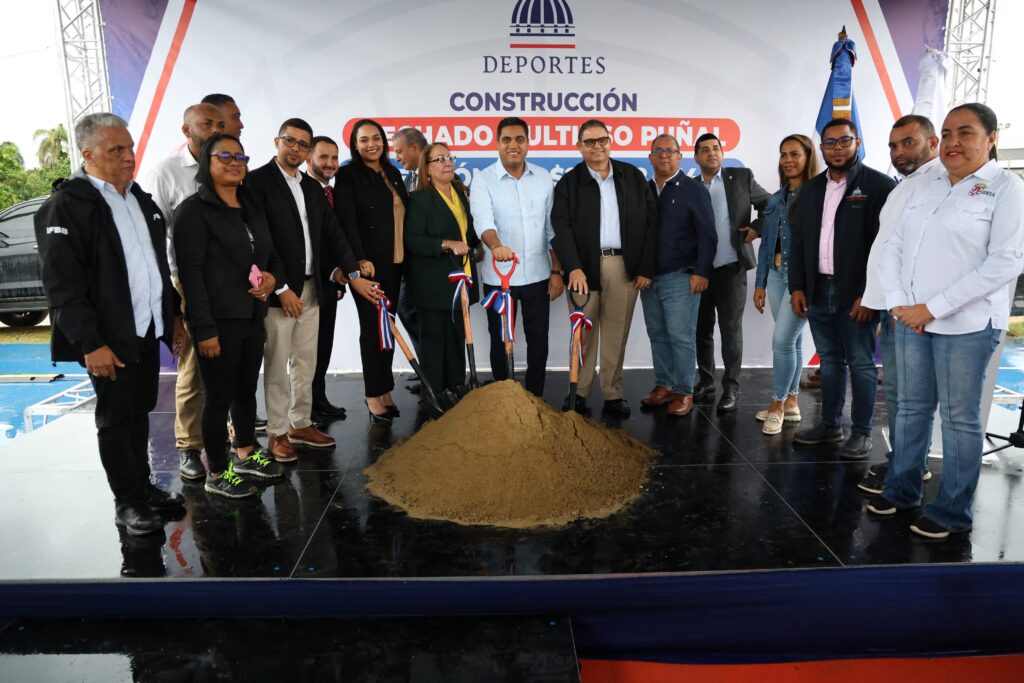Ministro Kelvin Cruz inicia trabajos de construcción del multiuso del municipio Puñal Kelvin Cruz