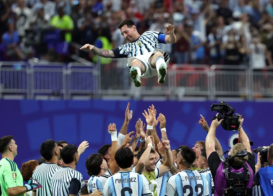 Lionel Messi agranda su leyenda en el caos: líder goleador con 8 y 21 en todas las copas Lionel Messi