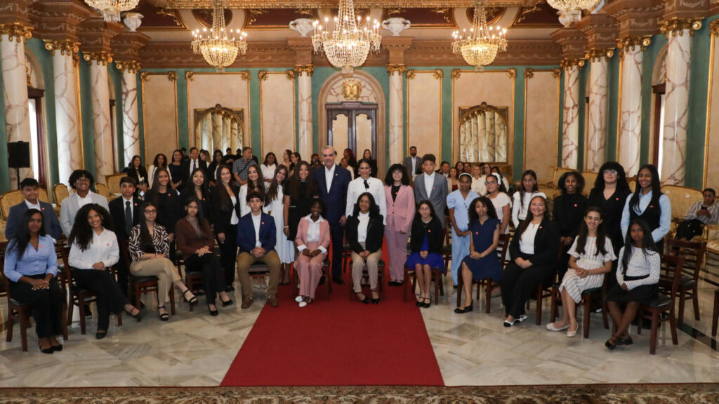 Presidente Abinader recibe a estudiantes de origen dominicano destacados en el extranjero Presidente Abinader