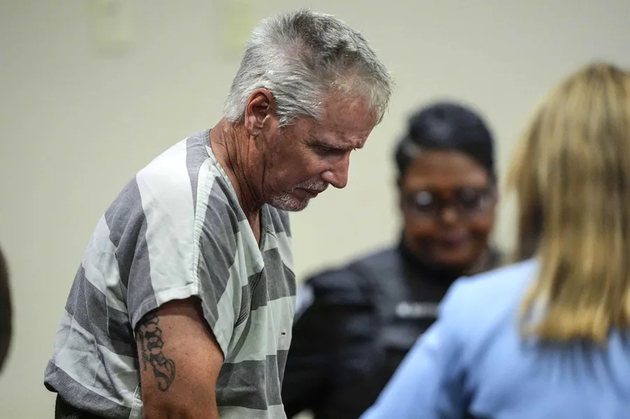 Un juez de Estados Unidos sentencia a 15 años de prisión al padre del autor de un tiroteo escolar tiroteo escolar