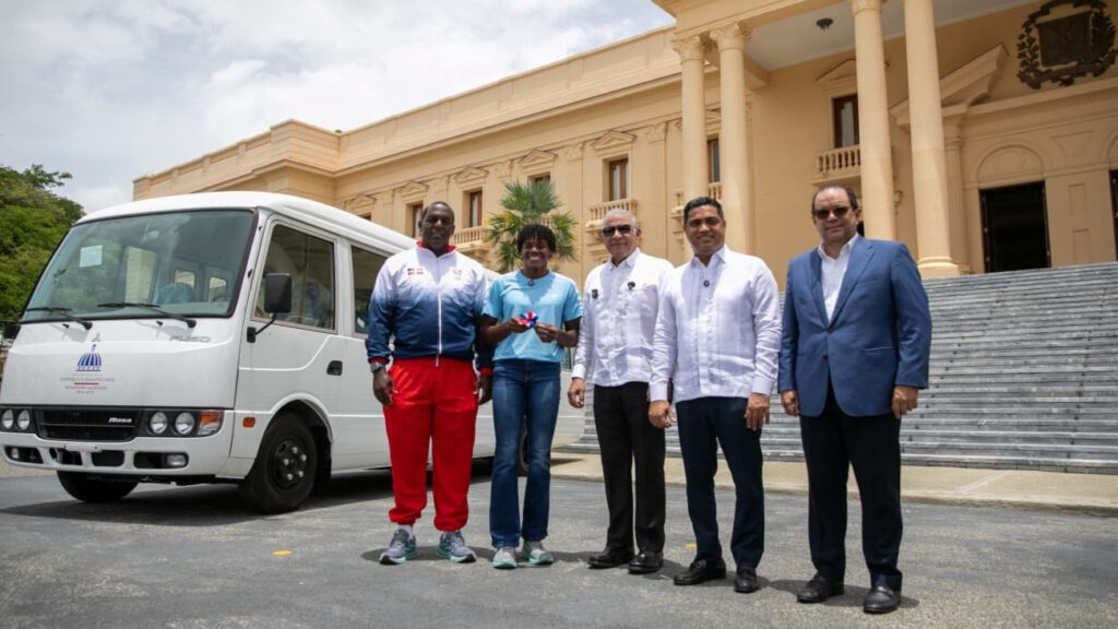 Gobierno entrega autobús a la Fundación Creando Sonrisas Eternas, presidida por Marileidy Paulino Marileidy Paulino