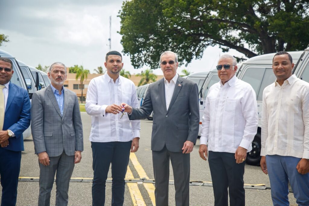 Presidente Abinader transforma la movilidad universitaria con la entrega de 40 nuevos autobuses Presidente Abinader
