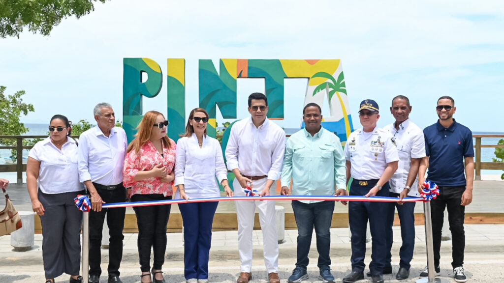 Ministro de Turismo inaugura parador fotográfico en Punta Rucia, Puerto Plata Punta Rucia