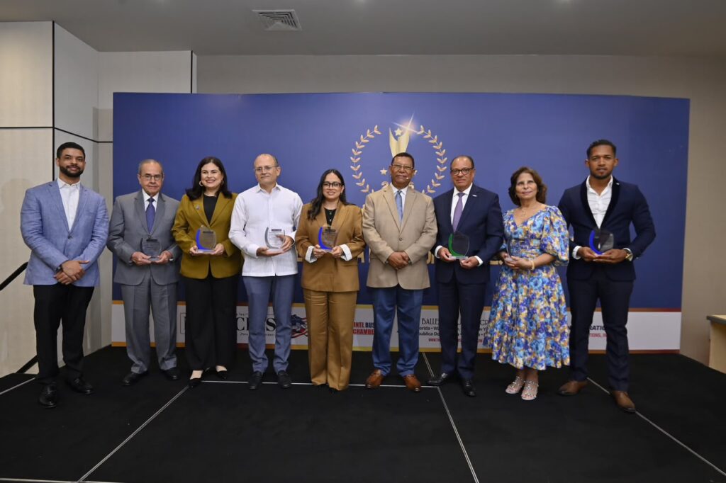 Restaurante ‘Amigos’ es reconocido por sus cuatro décadas de excelencia en el sector gastronómico Restaurante ‘Amigos’