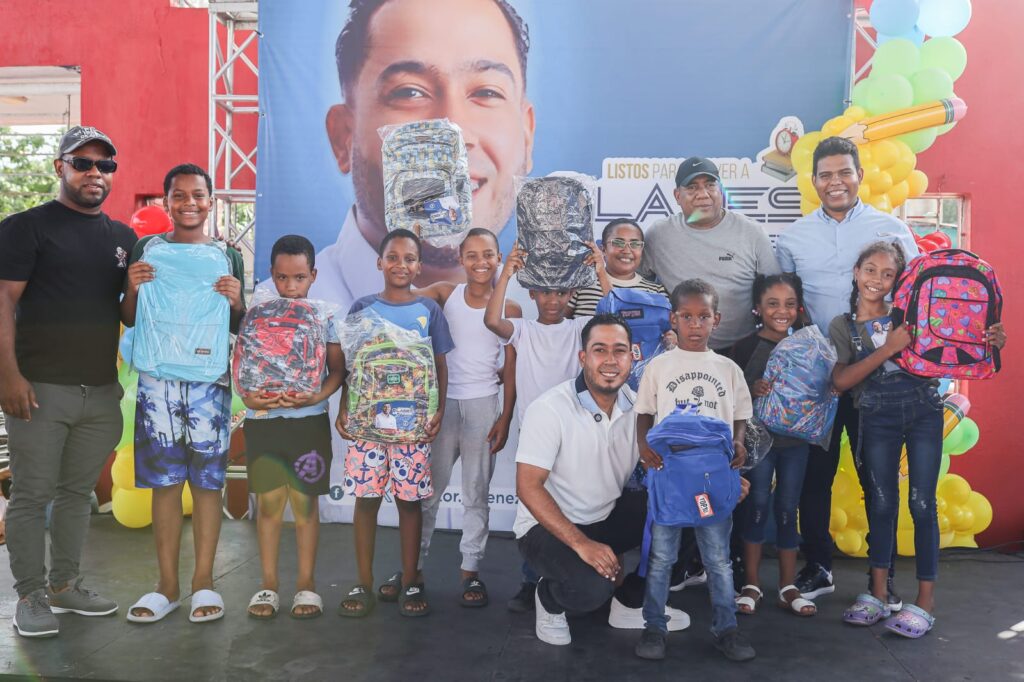 Víctor Jiménez alcanza a más de 2,000 niños con útiles escolares