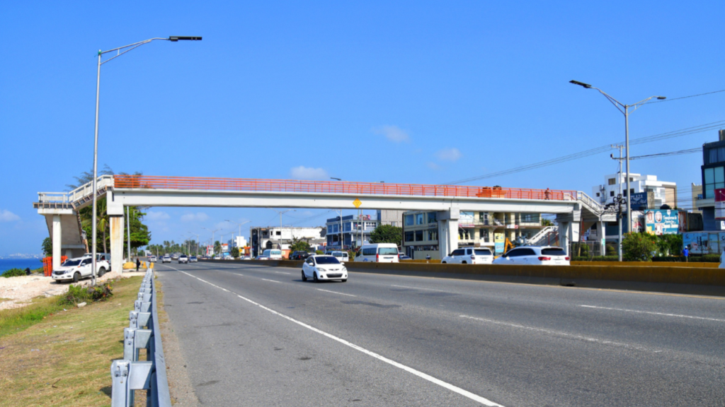 Obras Públicas cerrará parcialmente la autopista Las Américas para desmontar puente peatonal autopista Las Américas