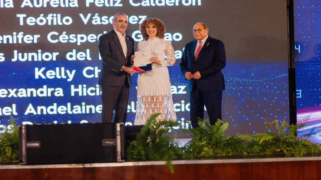 Presidente Abinader entrega 1,500 becas internacionales becas internacionales