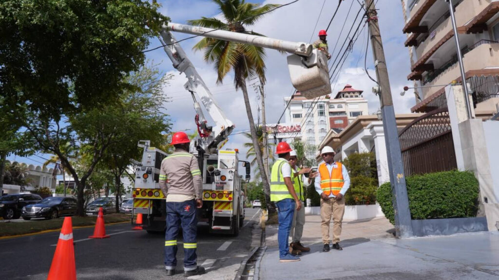 Indotel, Alcaldía del Distrito Nacional y sector eléctrico inician retiro de 300 kilómetros de cableado en desuso en la capital cableado