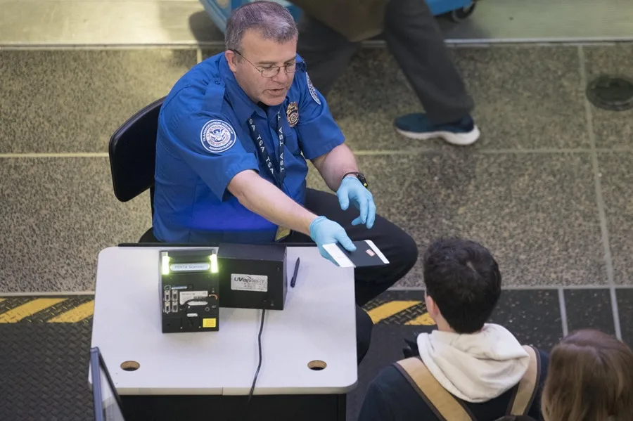 Estados Unidos revocará las visas de turismo y de negocios de quienes solicitaron asilo visas de turismo