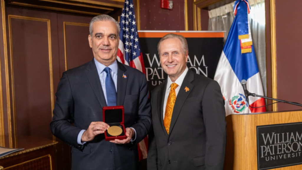 Abinader recibe la Medalla Presidencial de William Paterson University, el más alto honor otorgado por esa casa de estudios Abinader