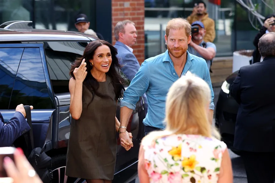 El rey Carlos III afirma que su hijo Enrique y Meghan siguen fuera de la familia real Enrique y Meghan