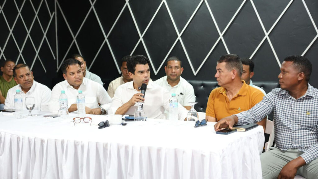 Director del Inapa anuncia soluciones de agua potable en encuentro con comunitarios de Matanzas, en Peravia Inapa