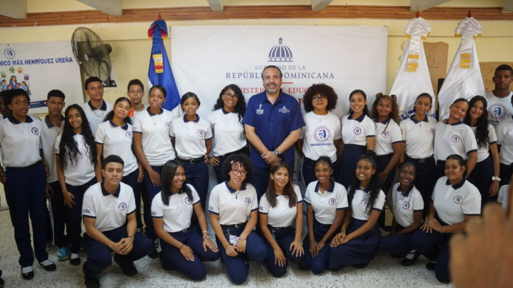 Inefi entrega utilería deportiva y reacondiciona canchas en 30 centros educativos del GSD y San Cristóbal Inefi