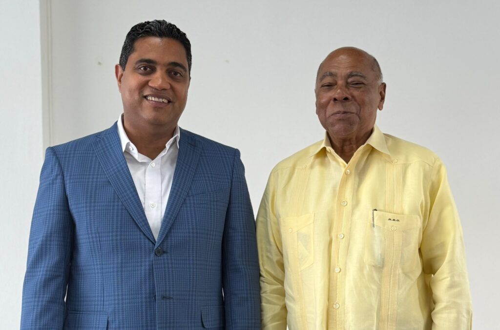 Ministro Kelvin Cruz entrega al voluntariado la administración del Palacio del Voleibol Ricardo Gioriber Arias Kelvin Cruz