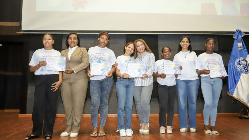 Supérate gradúa a 179 adolescentes de los Clubes de Chicas en Barahona Supérate