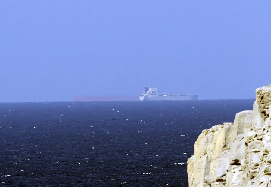 EE.UU. destruye cinco petroleros iraníes en respuesta a ataque contra buque de guerra buque de guerra