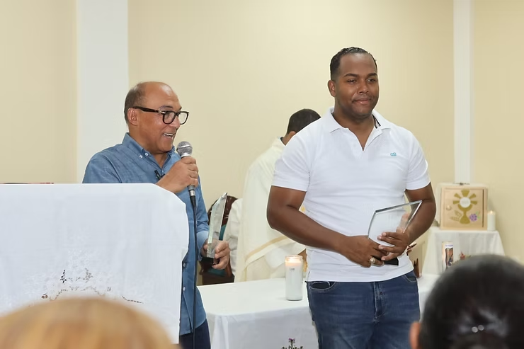 Reconocen a Rolfi Rojas y Héctor Luis Bautista por impulsar obras comunitarias en Los Alcarrizos Reconocen a Rolfi Rojas y Héctor Luis Bautista por impulsar obras comunitarias en Los Alcarrizos