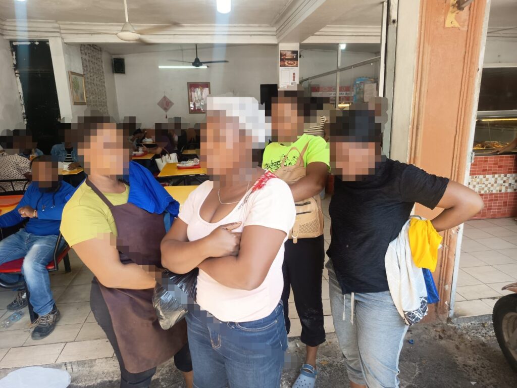 Migración interviene 12 “pica pollos” y comedores chinos en el Gran Santo Domingo pica pollos