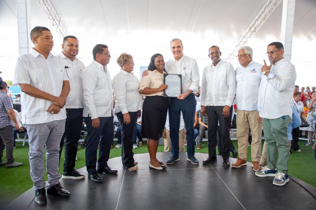 Presidente Abinader entrega 1,750 títulos de propiedad en Los Alcarrizos que benefician a unas 7,000 personas títulos