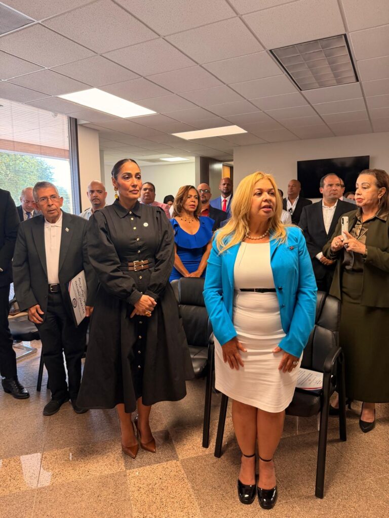 Consulado dominicano en Houston recibe busto de Juan Pablo Duarte Consulado dominicano en Houston