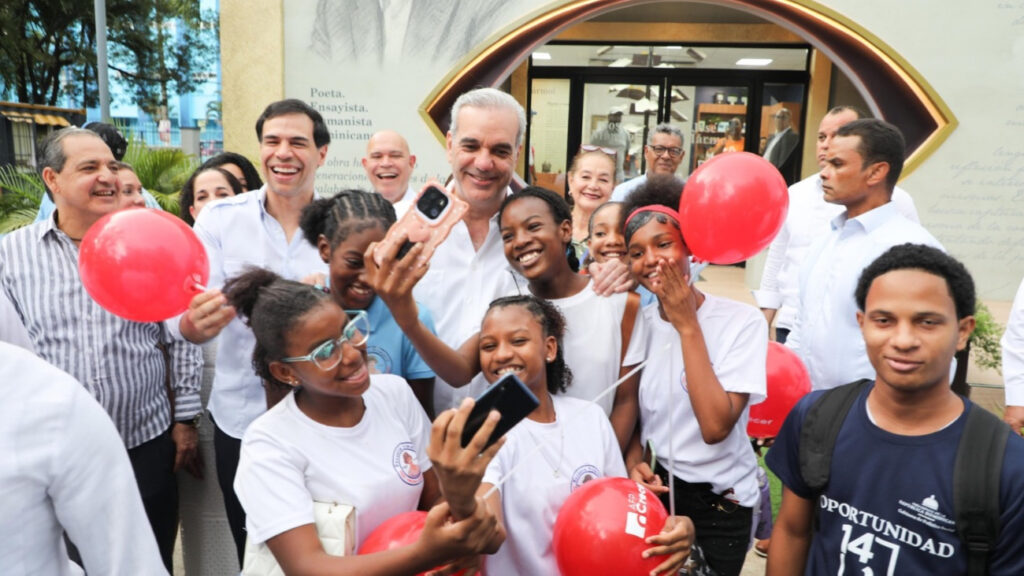 Abinader destaca gran acogida de la Feria Internacional del Libro 2026 e invita a niños y jóvenes a cultivar el hábito de la lectura Feria Internacional del Libro
