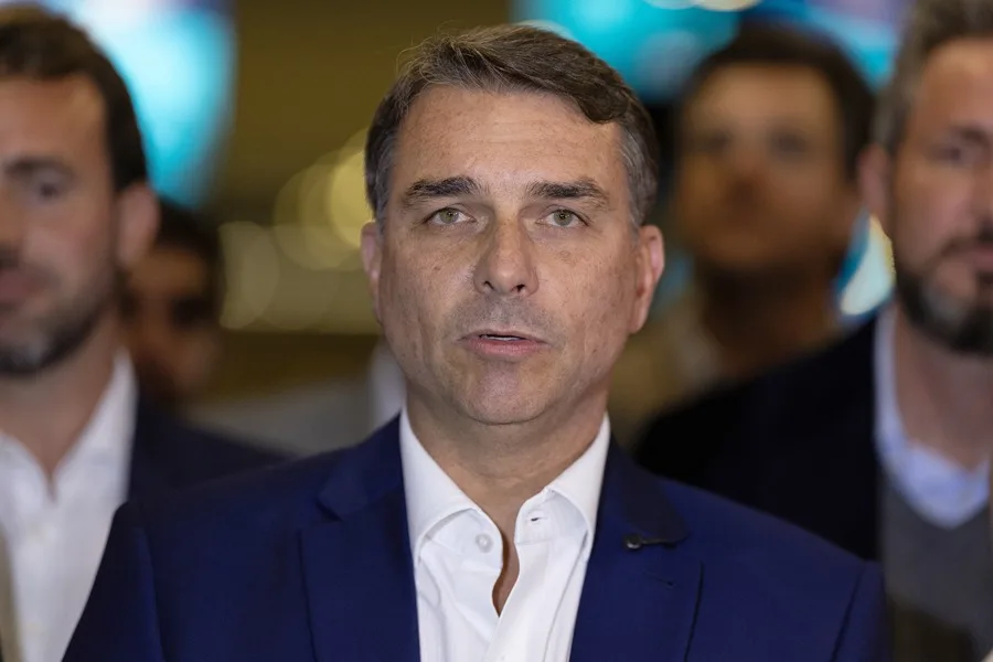 Flávio Bolsonaro dice que un juez le ha pedido entregar su pasaporte Flávio Bolsonaro
