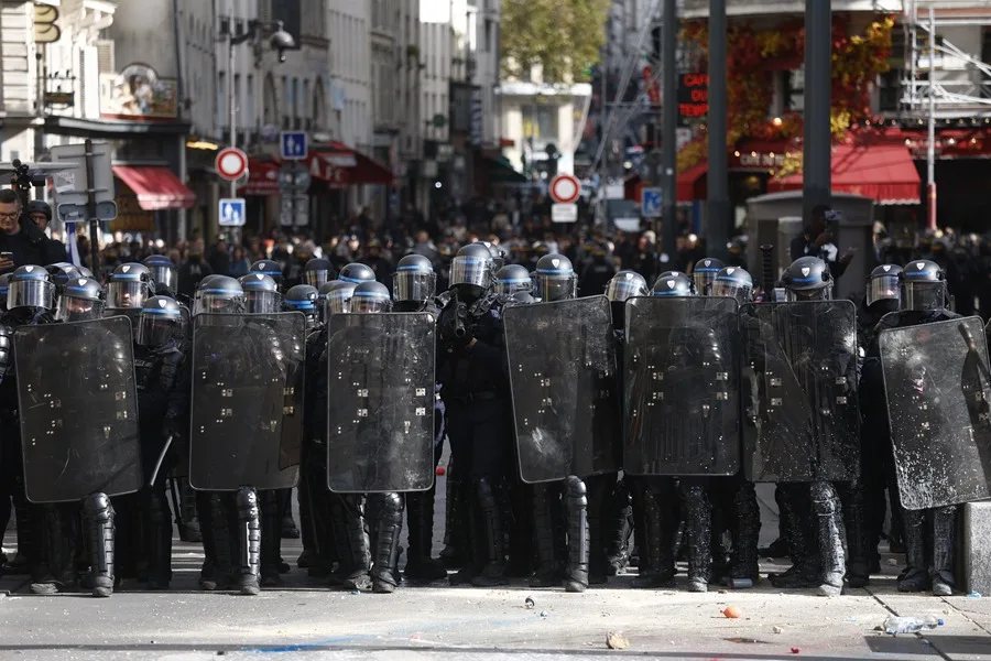 El Gobierno francés movilizará a 70.000 policías ante las llamadas a saqueos este sábado Gobierno francés