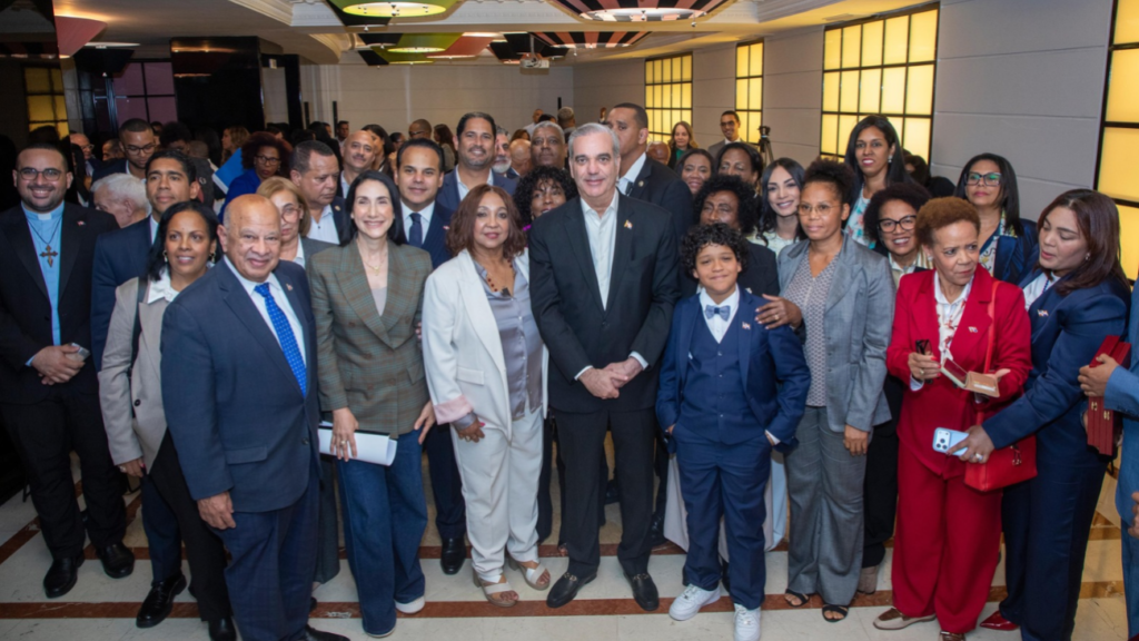 Presidente Luis Abinader se reúne con la diáspora en Italia y anuncia recursos para establecer una Casa de la Cultura Dominicana Luis Abinader