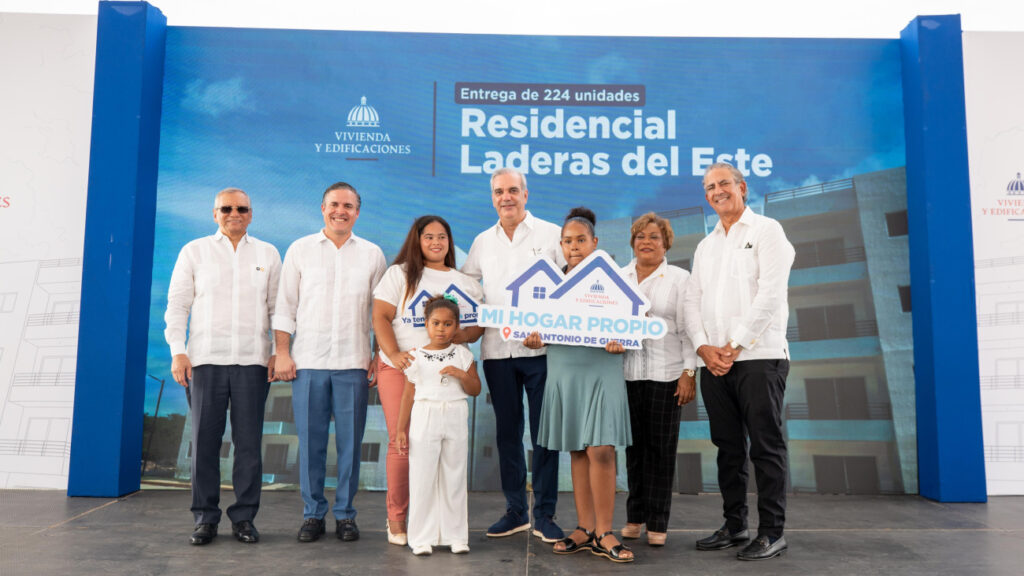 Presidente Luis Abinader entrega 224 nuevos apartamentos que beneficiarán a más de 800 personas en San Antonio de Guerra apartamentos