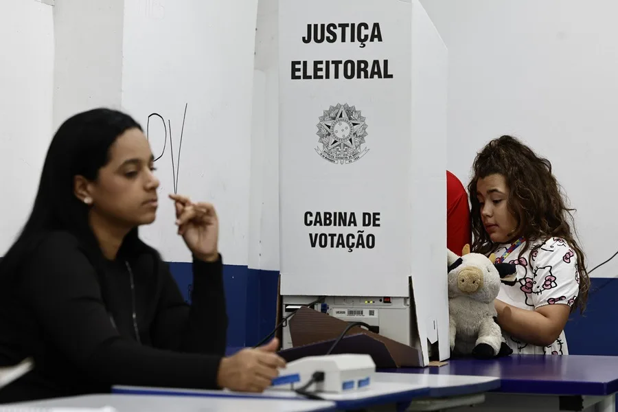 Lula y Flávio Bolsonaro votan en una jornada electoral pacífica y sin incidentes elecciones generales de Brasil