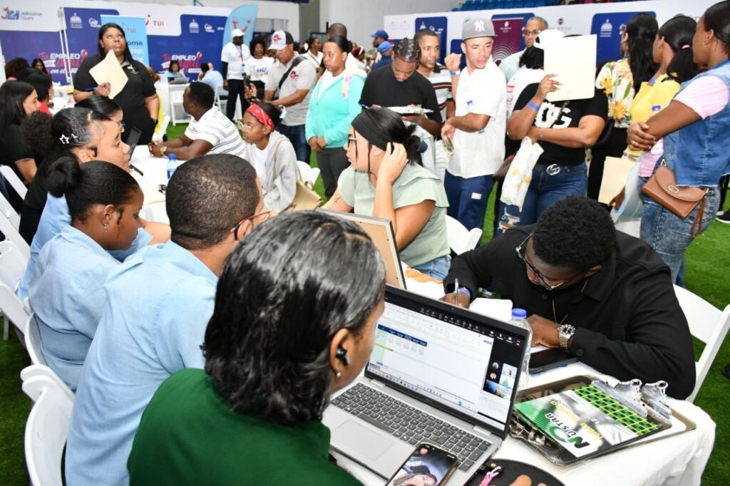 Miles de personas acuden a la jornada de empleos turísticos del Ministerio de Trabajo en La Romana empleos turísticos