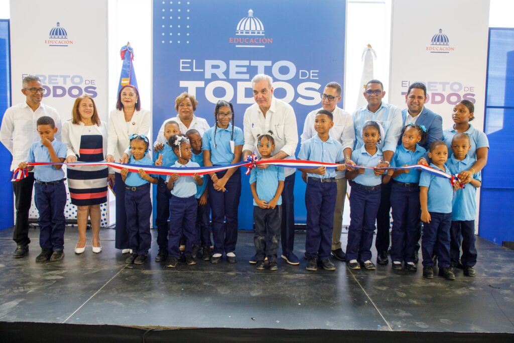 Presidente Abinader inaugura dos escuelas básicas que recibirán más de 1,400 estudiantes en Cancino Adentro y Los Guaricanos escuelas básicas