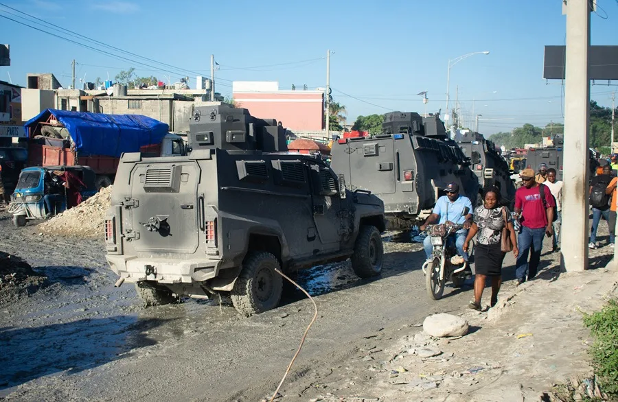 Los soldados de El Salvador realizan su primer patrullaje por las calles de Puerto Príncipe, en Haití soldados de El Salvador