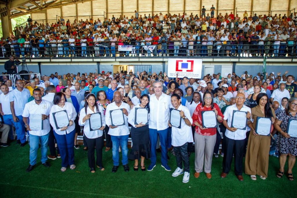 Presidente Abinader entrega 1,500 títulos que dan seguridad jurídica a 6,000 personas en El Almirante II títulos